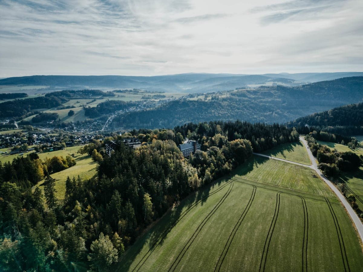 Luchtfoto van het Sonnenhotel Hoher Hahn in het landschap van het Erzgebirge