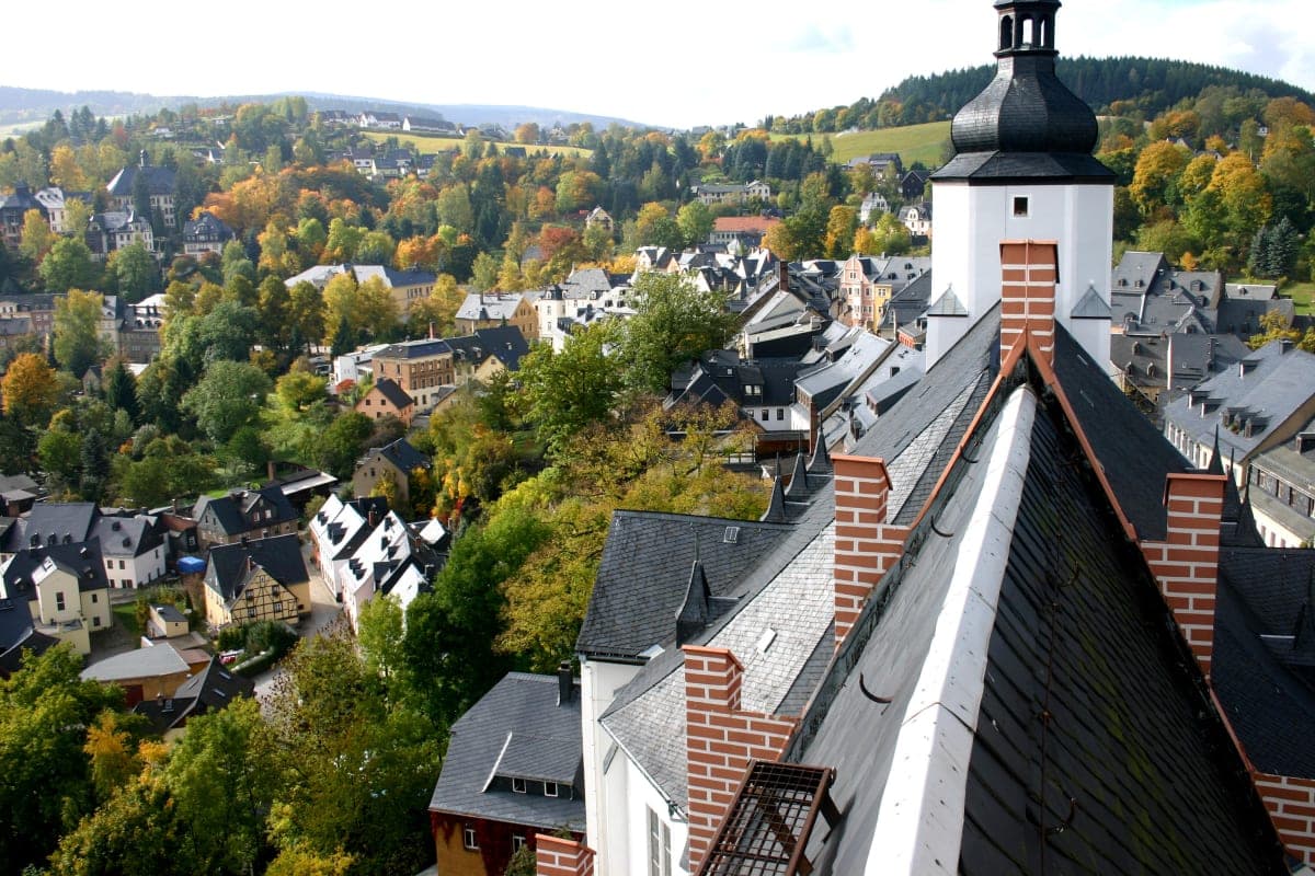 Historische blik over een stad in het Erzgebirge